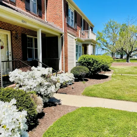 Cozy 2 Bedroom, 2.5 Bath across from Cambridge City Marina
