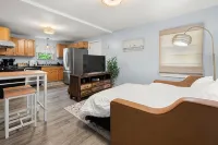 Charming 3BR Apt 1 Mile From Downtown Westerly. Short Drive to Mystic & Casinos. - balcony