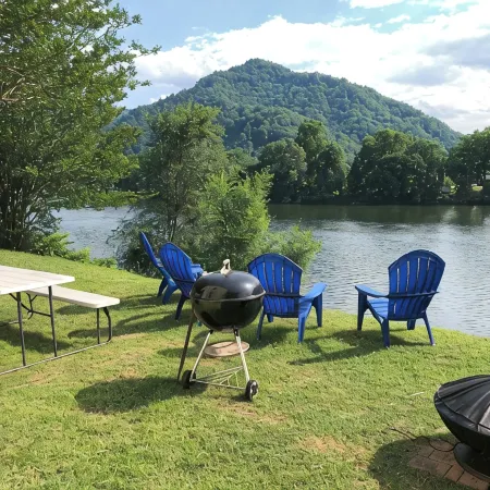 “The Mountain View” is a welcoming apartment with AC in charming Boomer by river