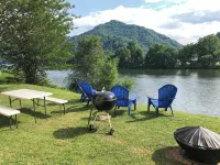 “The Mountain View” is a welcoming apartment with AC in charming Boomer by river