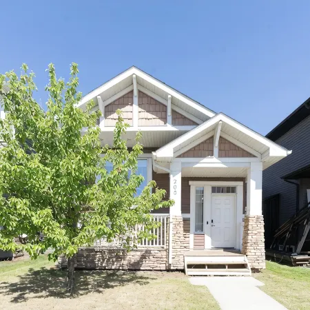 Cozy Home tucked away in Calgary NW. 10 min away from the YYC airport.