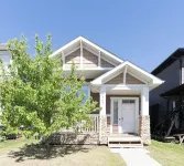 Cozy Home tucked away in Calgary NW. 10 min away from the YYC airport. - บังกะโล