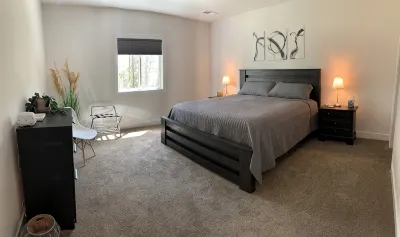 Two Bedroom Relaxing Woodland Getaway with Putting Green and Walking Trails Hotels in 