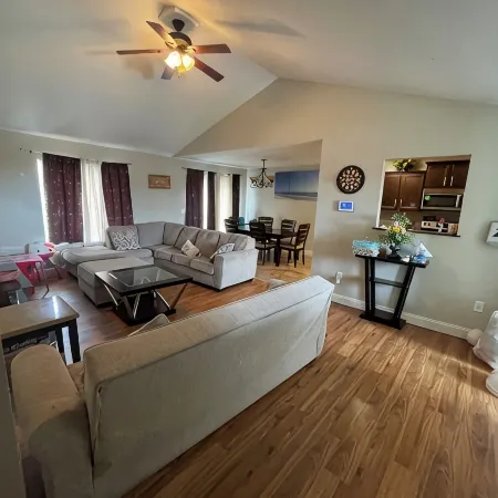 Spacious 5-bedroom house with WiFi, AC in charming Saint Robert