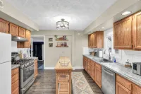 The Charming Home: 3-bedroom house, blocks to downtown Champaign, with WiFi, AC