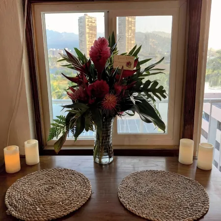 Waikiki Magic; Full Kitchen Studio Condo with WiFi, AC, Mountain & Canal Views