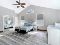 Charming home right off the main river. short paddle to hospital hole.