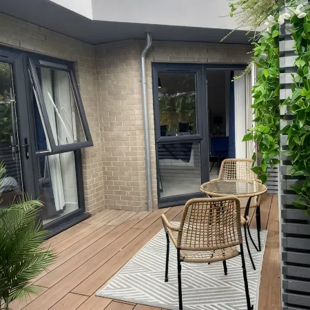 Balcony Seaview 2 bedroom luxury apartment. Coastal Retreat. 1 min walk to beach