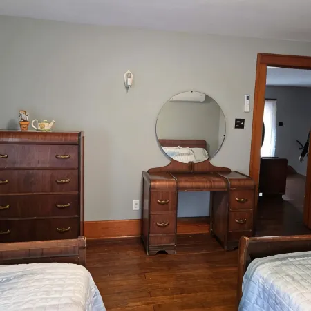 Family-friendly farmhouse property, rural setting, 10 minutes from Tiffin, OH. Отели в г. Сенека