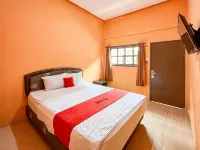 RedDoorz Casa Delray Syariah at Pantai Pelabuhan Ratu Hotels in Cisolok