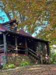 Cabin on Main- Cozy Downtown Burnsville! - Hytter