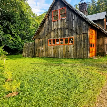 Cozy cabin >> Hottub, WiFi, AC. Easy access to outdoors activities year around