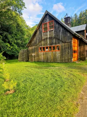 Cozy cabin >> Hottub, WiFi, AC. Easy access to outdoors activities year around