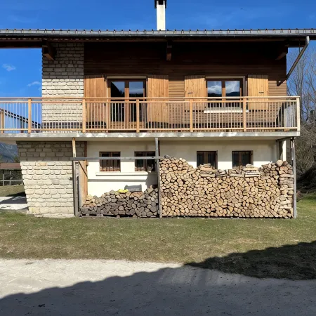 Spacious house ideally located. Confort + for 6 people, private parking