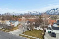 Spacious Home Near Ski Resort-3 Livingrooms, 2King Beds-2Gbfiber-Gameroom-HotTub