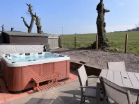 Woodview lodge with 6 seater private Hottub