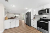 4-bedroom, 3.5 bath house w/Pool, AC, WiFi in Siesta Key; 1 mile from Village