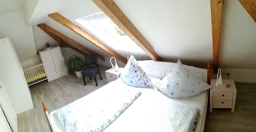 Very light, friendly apartment for 2 to 4 people with WiFi