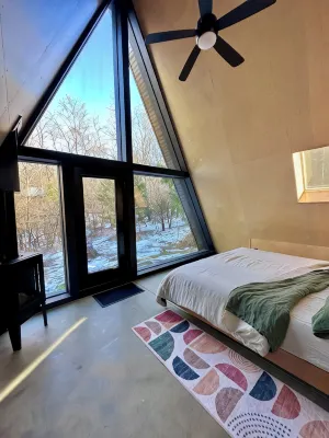 A Delightful A-Frame on 20-Acres with Hiking Trails, Hot Tub, Wifi, and More - 4 tähden