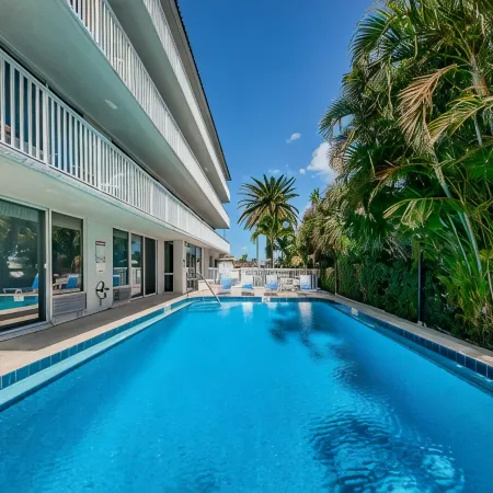 Waterside #16, Free Parking, Walk to Beaches, Pool, WiFi