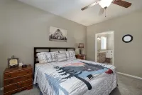 Cottage with 2 Pools, Splash Pad and Private Hot Tub - Country Houses