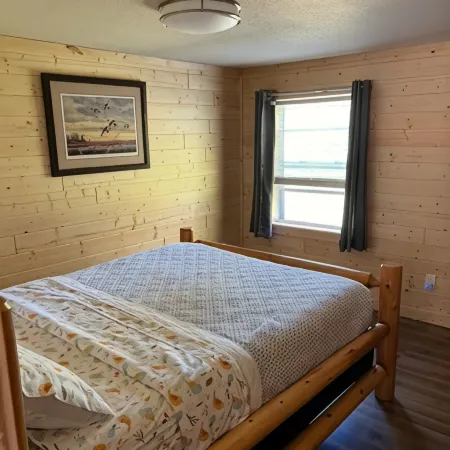Cozy 2-bedroom cabin near endless trails. Family and pet friendly. Fire pit & AC