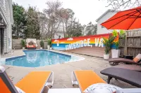 Designer 7BR w/ Pool and Hot Tub. Sleeps 20, Pets Welcome! - Private Pools