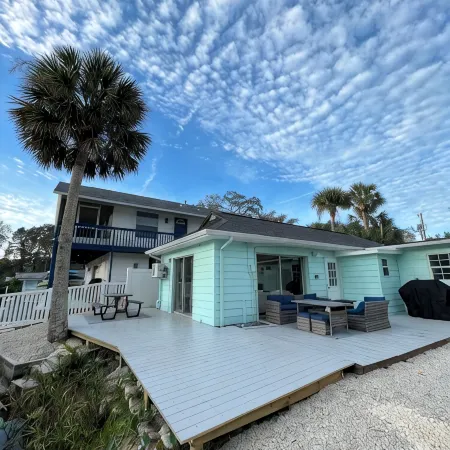 Canal home with direct river and gulf access, kayaks, hot tub, boat & motor inc