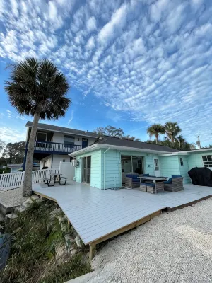 Canal home with direct river and gulf access, kayaks, hot tub, boat & motor inc