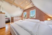 Charm & flair under thatch directly by the sea | Family-friendly - Wi-Fi