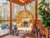 Private, Modern, Pet-Friendly Log Cabin Getaway on 6 Acres, Hotele w: Marbletown