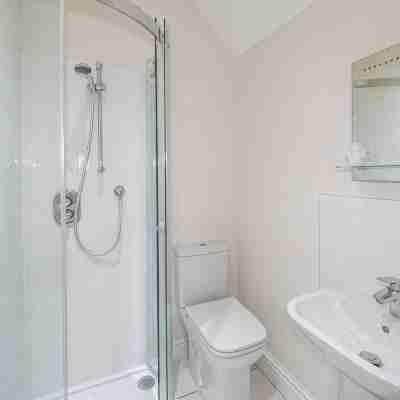 Recently refurbished large country house Rooms
