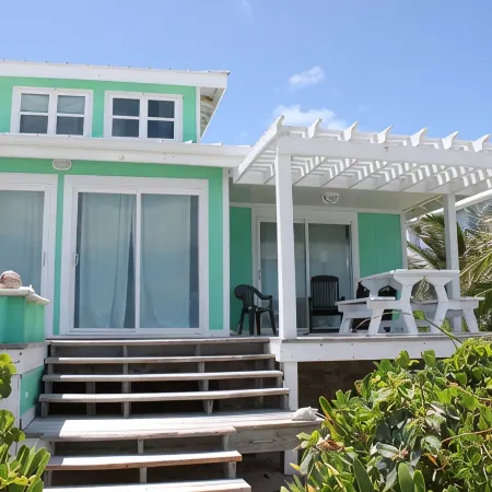 Beachfront paradise: Spectacular views, huge deck, central location, backup gen!