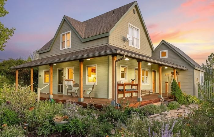 Charming farmhouse in Historic Spring City with AC, WiFi, and full kitchen.