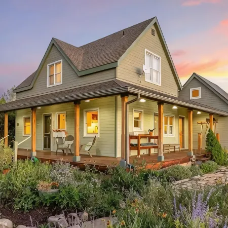 Charming farmhouse in Historic Spring City with AC, WiFi, and full kitchen.