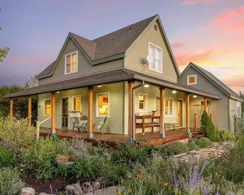 Charming farmhouse in Historic Spring City with AC, WiFi, and full kitchen. Hotels in Spring City