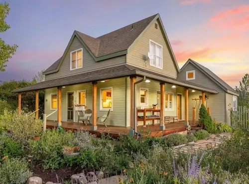 Charming farmhouse in Historic Spring City with AC, WiFi, and full kitchen.