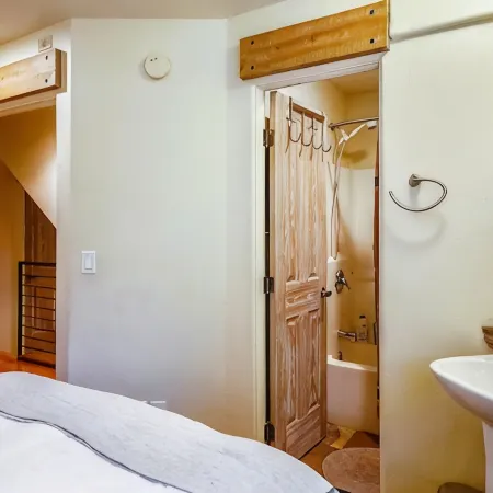 In-Town Townhome, Ski-in-Out. Walk to Everything - 2Bd-2.5BA, Laundry- Shuttle