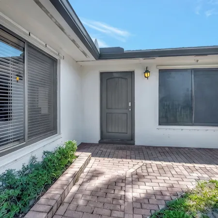 Gorgeous spacious  2bd 2bath sleeps 6 private yard, parking, gas grill, dogs ok
