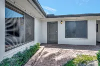 Gorgeous spacious  2bd 2bath sleeps 6 private yard, parking, gas grill, dogs ok