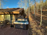 Close to town cabin w/Hot Tub in Steamboat Springs - 부티크