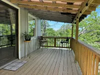 Charming studio in lovely Topping with AC, WiFi that has stunning water views!