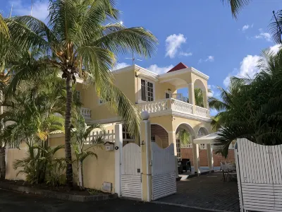 Coco Villa : a 10-minute ‘flip-flop’ ride from Pereybere beach Hotels in 