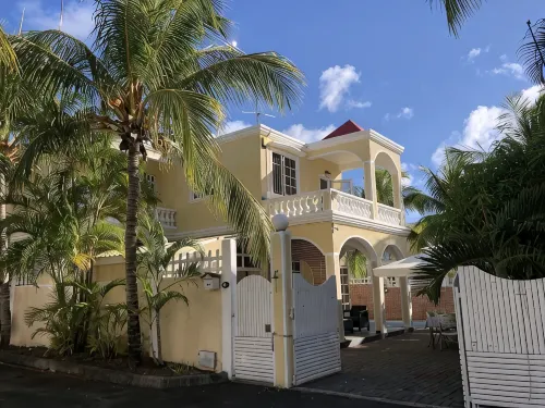Coco Villa : a 10-minute ‘flip-flop’ ride from Pereybere beach - Villas