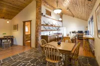 Riverfront Cabin - 홈스테이