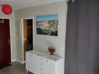 Studio type T2, hypercentre, furnished with air conditioning and parking Hotels in Gramat