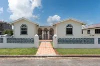 Bring the whole family to this great house with lots of room for fun. Ξενοδοχεία στην πόλη 