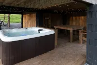 Freya's Cabin peaceful Aframe with hot tub & sauna 15 min to the national park!