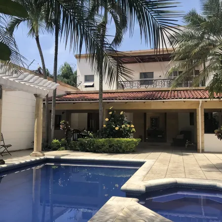 Beautiful big house, near restaurants, unicentro, jardín plaza and more.