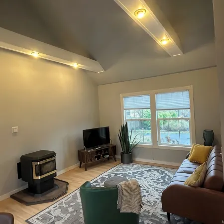 Charming carriage house in Ashland near downtown